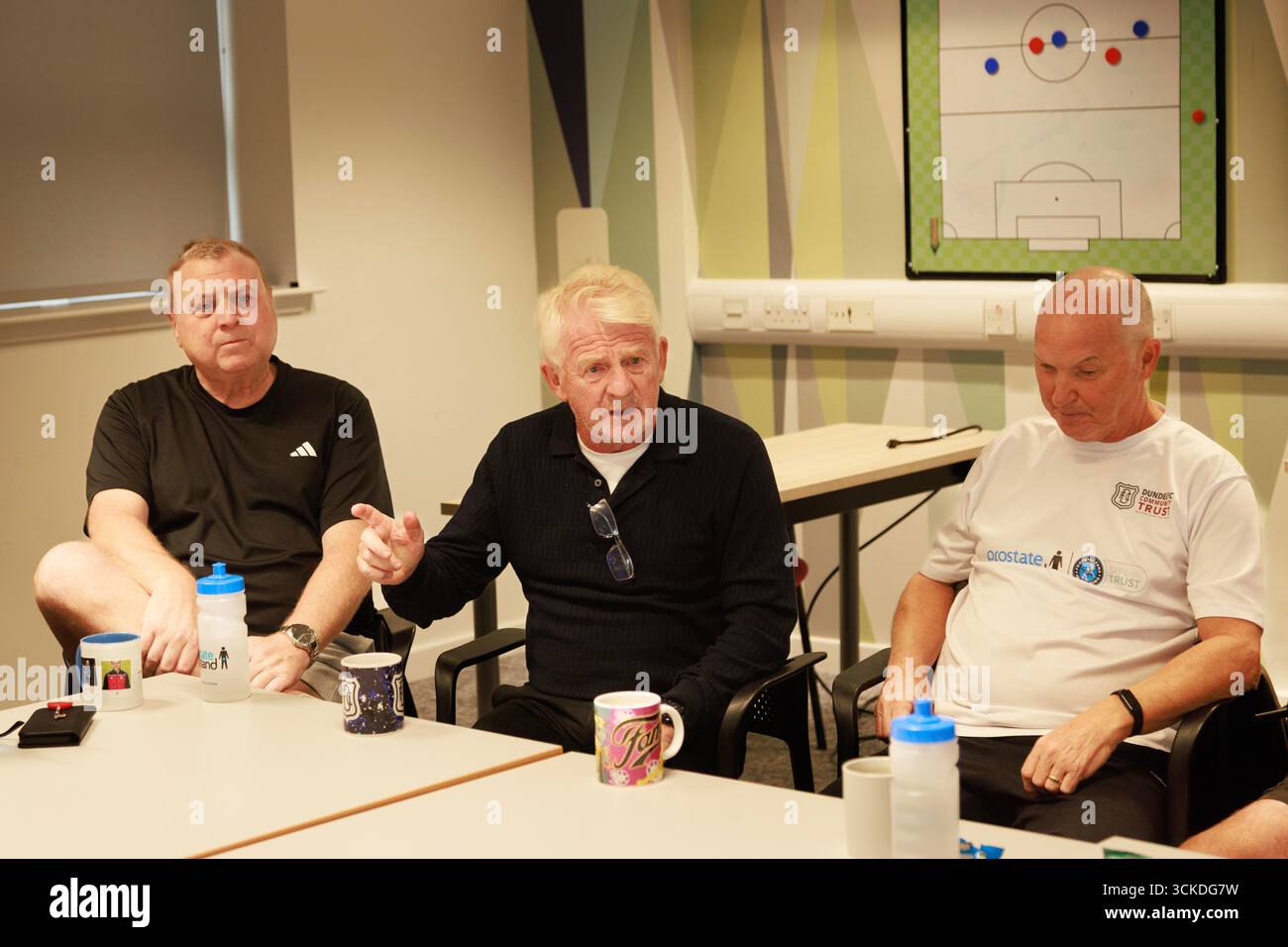 11. September 2025; Dundee and Angus College Gardyne Campus, Dundee, Schottland; Scottish Premiership Football, Dundee Training and Press Conference; Dundee Technical Director Gordon Strachan spricht mit Mitgliedern der Prostate Support Group während ihrer wöchentlichen Sitzung im Gardyne Training Centre Stockfoto