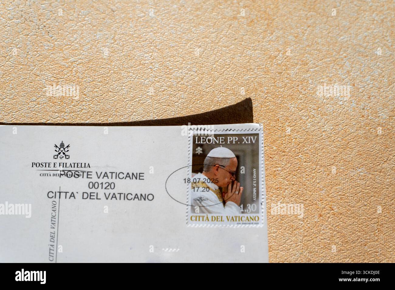 Vatikanische Einheitsmarke Beginn des Pontifikats von Papst Leo XIV. Leone PP auf Briefmarke Postkarte. Postcross-Filatelie. Vatikanische Postmarke poste Vaticane. Italien, Vatikan - 18. Juli 2025 Stockfoto