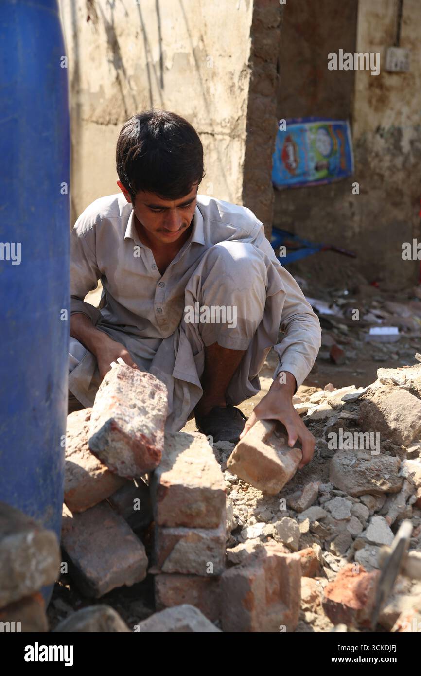 Leere, verlassene und ruinierte Häuser warten auf Reparatur und Bewohner. Eine neue Szene von Häusern, einen Monat nach der jüngsten Überschwemmung. Swat Valley Pakistan. Vom 10 Stockfoto