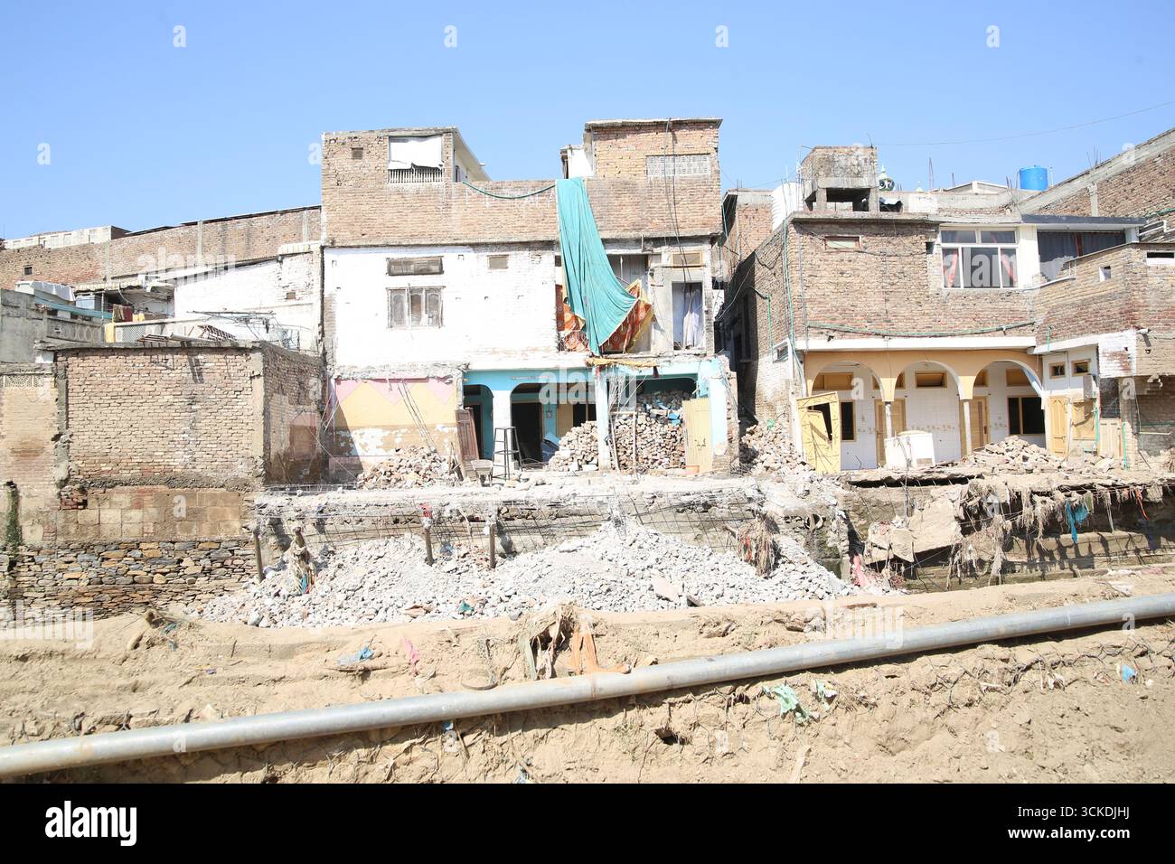 Leere, verlassene und ruinierte Häuser warten auf Reparatur und Bewohner. Eine neue Szene von Häusern, einen Monat nach der jüngsten Überschwemmung. Swat Valley Pakistan. Vom 10 Stockfoto