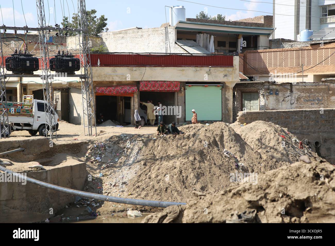 Leere, verlassene und ruinierte Häuser warten auf Reparatur und Bewohner. Eine neue Szene von Häusern, einen Monat nach der jüngsten Überschwemmung. Swat Valley Pakistan. Vom 10 Stockfoto