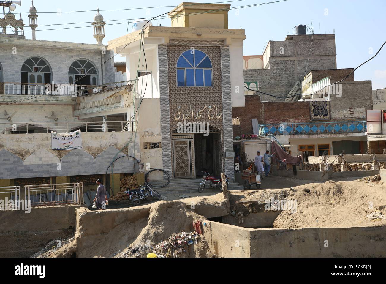 Leere, verlassene und ruinierte Häuser warten auf Reparatur und Bewohner. Eine neue Szene von Häusern, einen Monat nach der jüngsten Überschwemmung. Swat Valley Pakistan. Vom 10 Stockfoto
