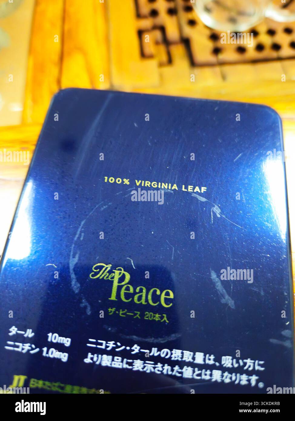 Peace Cigarettes Packaging in Japan, 100 % Virginia Leaf Label Stockfoto