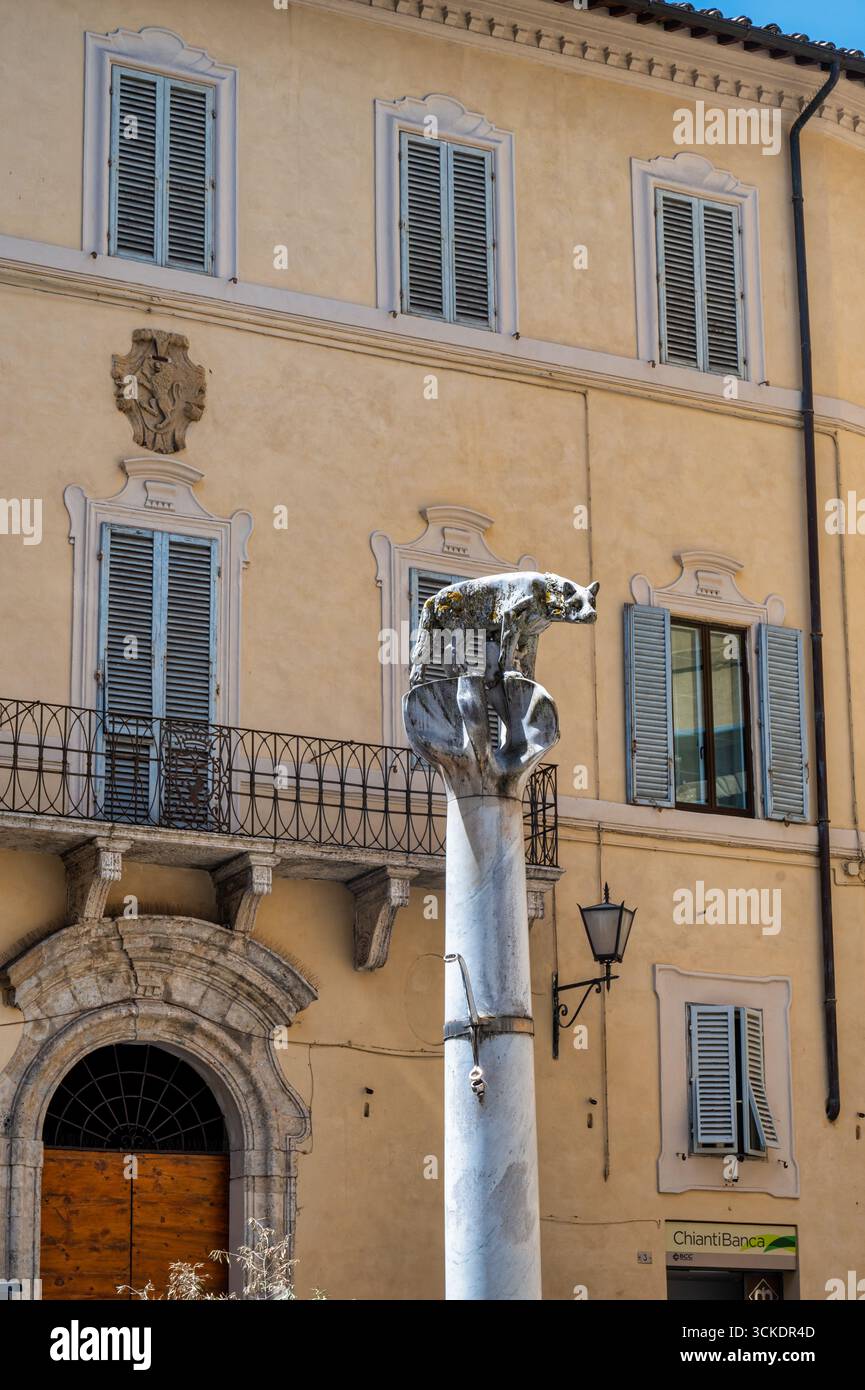 Sienna, Italien – 8. Juli 2025: Die Skulptur des Wolfes auf der Piazza di Postierla in Sienna Stockfoto