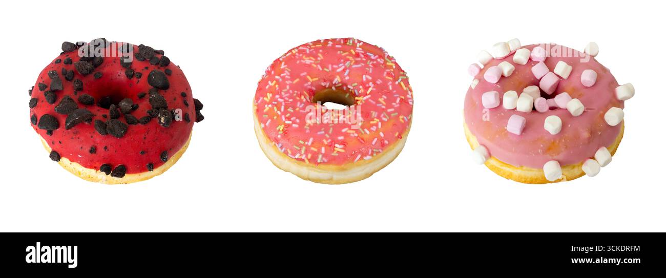 Drei rot-rosa glasierte Donuts mit verschiedenen Belägen isoliert auf weißem Hintergrund Stockfoto
