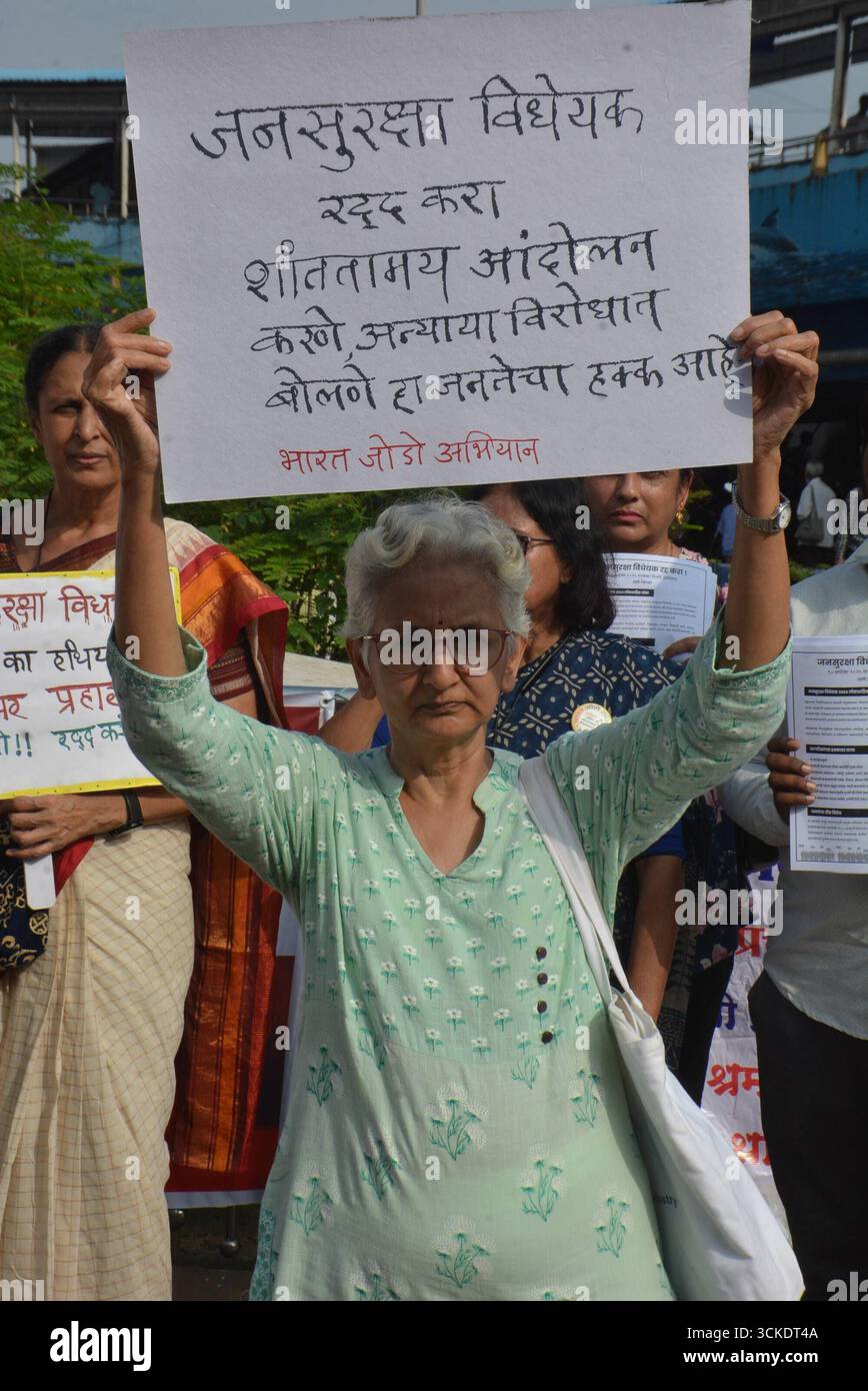 MUMBAI, INDIEN - 10. SEPTEMBER: Soziale Organisationen protestierten gegen die Maharashtra-Regierung in der Nähe der Dr. Babasaheb Ambedkar-Statue in der Nähe des Bahnhofs Thane und forderten die Aufhebung des Public Safety Act Jan Suraksha Kayda in Maharashtra am 10. September 2025 in Mumbai, Indien, forderten sie, dass das Public Safety Act so bald wie möglich aufgehoben wird. Foto: Praful Gangurde/Hindustan Times MVA und Social Organization Stage Dharna in Thane Against Public Safety Bill Stockfoto