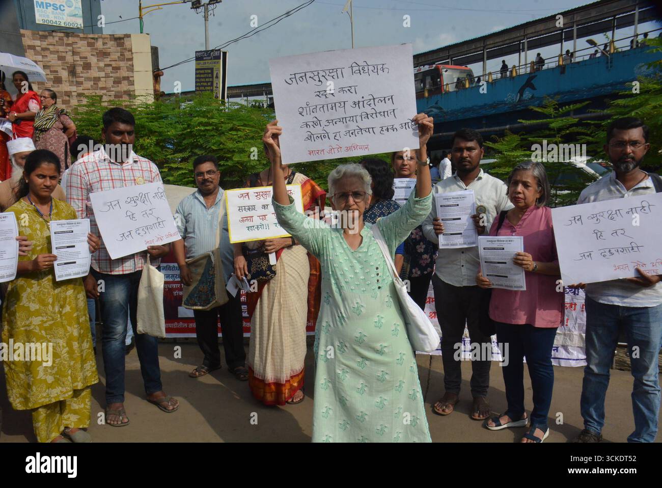 MUMBAI, INDIEN - 10. SEPTEMBER: Soziale Organisationen protestierten gegen die Maharashtra-Regierung in der Nähe der Dr. Babasaheb Ambedkar-Statue in der Nähe des Bahnhofs Thane und forderten die Aufhebung des Public Safety Act Jan Suraksha Kayda in Maharashtra am 10. September 2025 in Mumbai, Indien, forderten sie, dass das Public Safety Act so bald wie möglich aufgehoben wird. Foto: Praful Gangurde/Hindustan Times MVA und Social Organization Stage Dharna in Thane Against Public Safety Bill Stockfoto