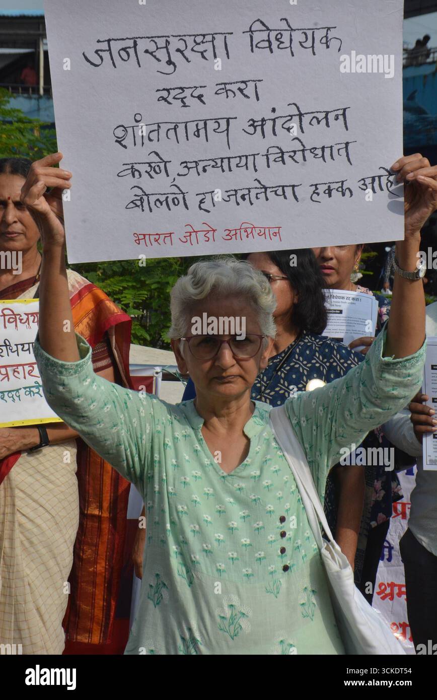 MUMBAI, INDIEN - 10. SEPTEMBER: Soziale Organisationen protestierten gegen die Maharashtra-Regierung in der Nähe der Dr. Babasaheb Ambedkar-Statue in der Nähe des Bahnhofs Thane und forderten die Aufhebung des Public Safety Act Jan Suraksha Kayda in Maharashtra am 10. September 2025 in Mumbai, Indien, forderten sie, dass das Public Safety Act so bald wie möglich aufgehoben wird. Foto: Praful Gangurde/Hindustan Times MVA und Social Organization Stage Dharna in Thane Against Public Safety Bill Stockfoto