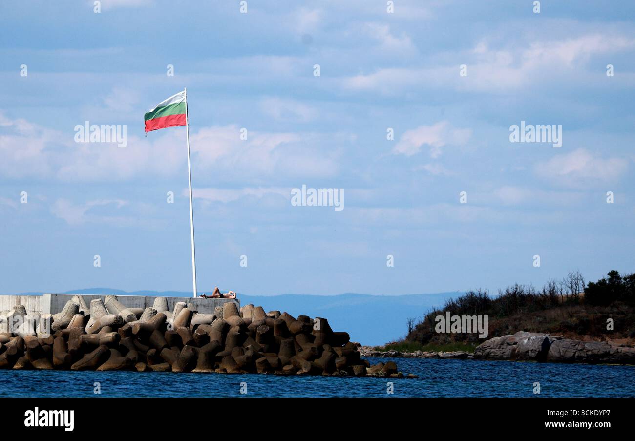 Bulgarische Flaggenwellen an der Schwarzmeerküste Stockfoto