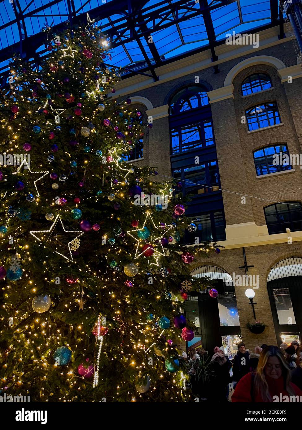 Weihnachtsbaum auf dem Tower Bridge Wintermarkt Stockfoto