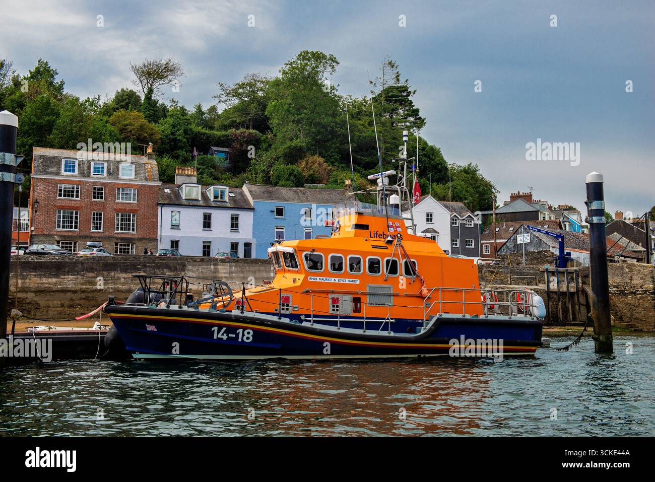 NLI Lifeboat RNLB Maurice und Joyce Hardy legen in Fowey Quayside, Cornwall, Großbritannien an Stockfoto