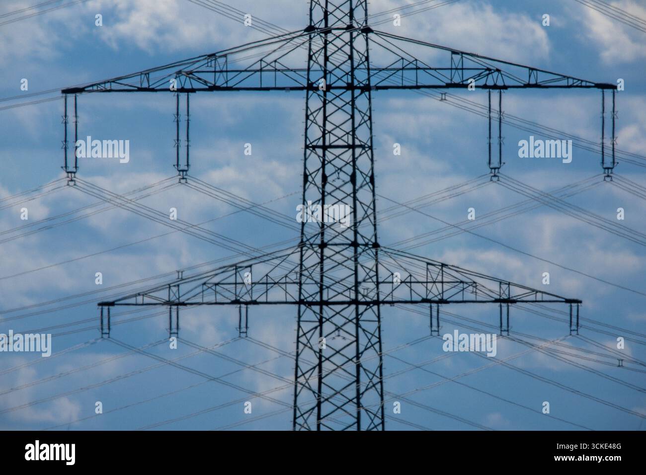 Klein Rogahn, Deutschland. September 2025. Pylonen von Fernleitungen stehen vor einer Trafostation. Quelle: Jens Büttner/dpa/Alamy Live News Stockfoto
