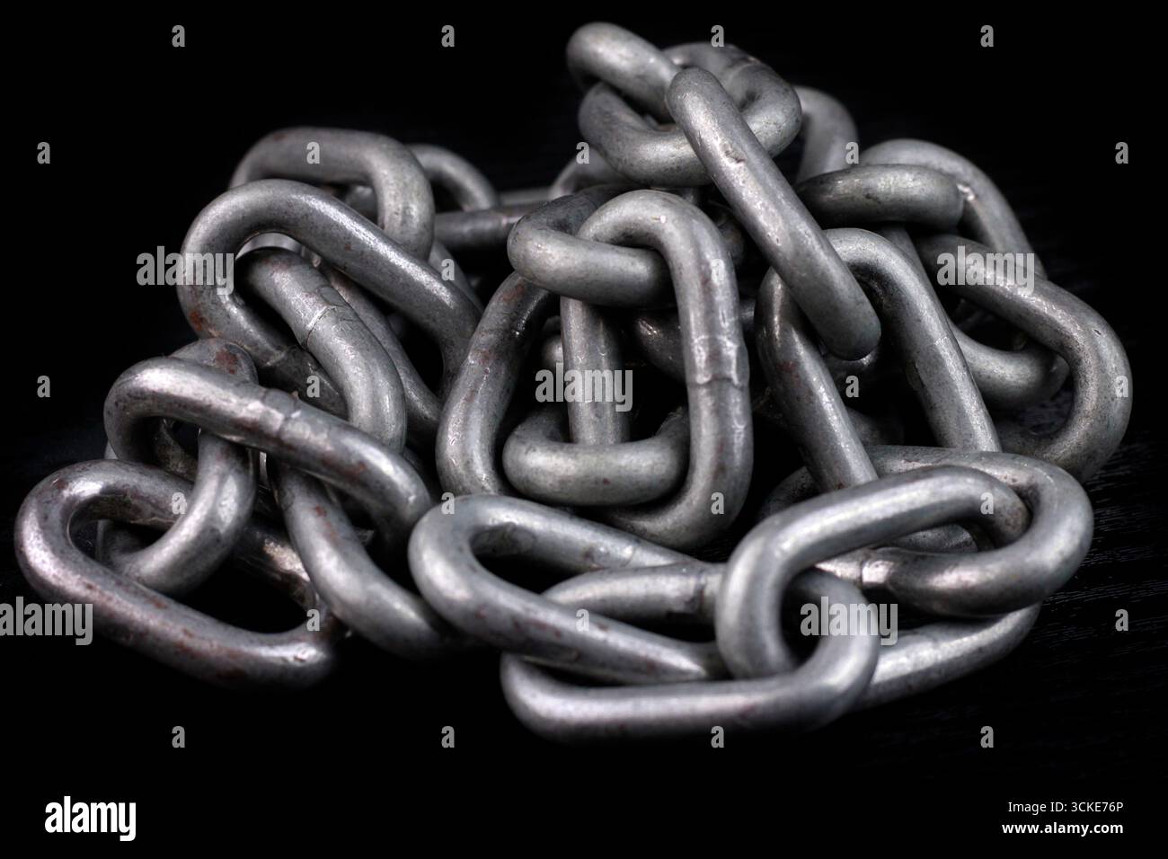 Eisenkette isoliert auf dunklem Hintergrund. Stockfoto