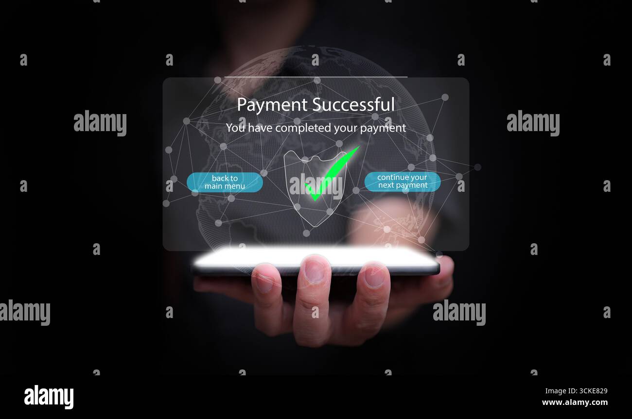 Smartphone in Handhaltung mit holografischem Bildschirm, der die erfolgreiche Zahlung anzeigt. Symbol für sichere Fintech, internationales Online-Geschäft, digitale Transaktionen Stockfoto