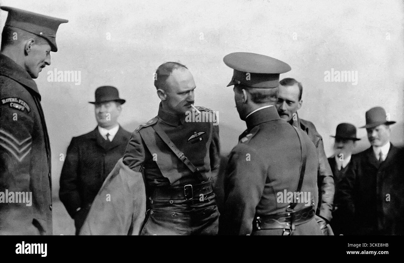 MONTROSE, SCHOTTLAND, Großbritannien - 26. Februar 1913 - Offiziere und Flieger des Royal Flying Corps der No. 2 Squadron begrüßen Captain Becke bei seiner Ankunft in Upper Dysa Stockfoto