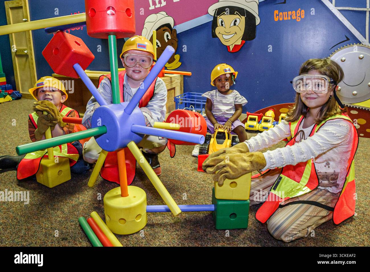 Huntsville Alabama, EarlyWorks Children's Museum, praktische Aktivitäten Bauklötze Bauspielzeug, Junge Jungen Mädchen Mädchen schwarz afrikanisch Stockfoto