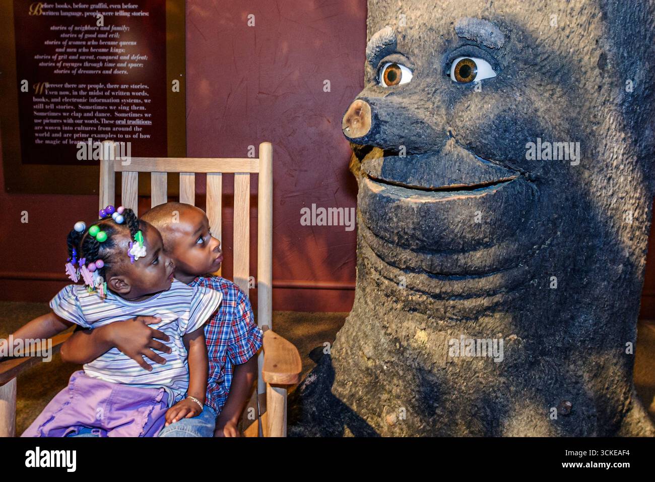 Huntsville Alabama, EarlyWorks Kindermuseum, praktische Aktivitäten märchenhafte Fantasie, junge Jungen Mädchen schwarz afrikanisch Stockfoto