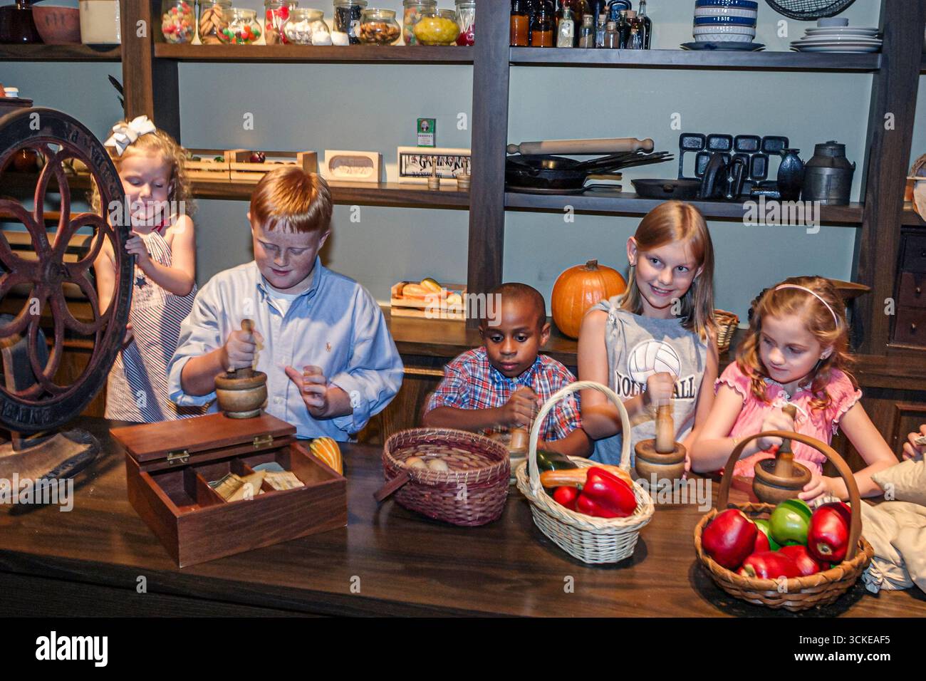Huntsville Alabama, EarlyWorks Kindermuseum, praktische Aktivitäten alter Zeit General Store, junge Jungen Mädchen Mädchen schwarz afrikanisch Stockfoto