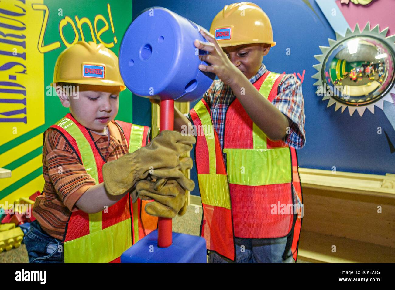 Huntsville Alabama, EarlyWorks Children's Museum, praktische Aktivitäten, Bauklötze, Jungen, Schwarzafrikaner Stockfoto
