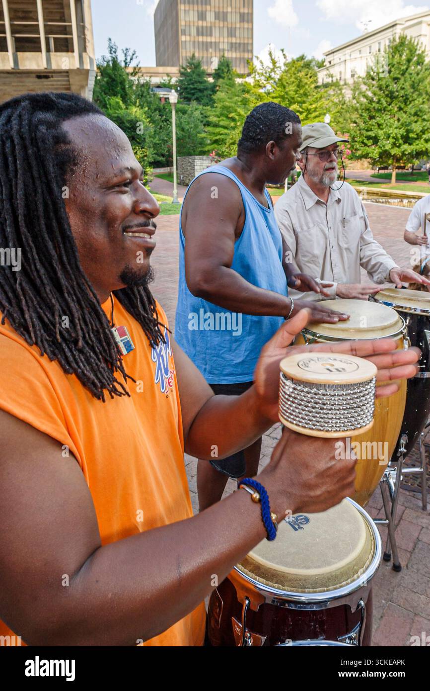 Huntsville Alabama, Big Spring Park, Black African man Männer Freunde spielen Conga Trommeln, Stockfoto