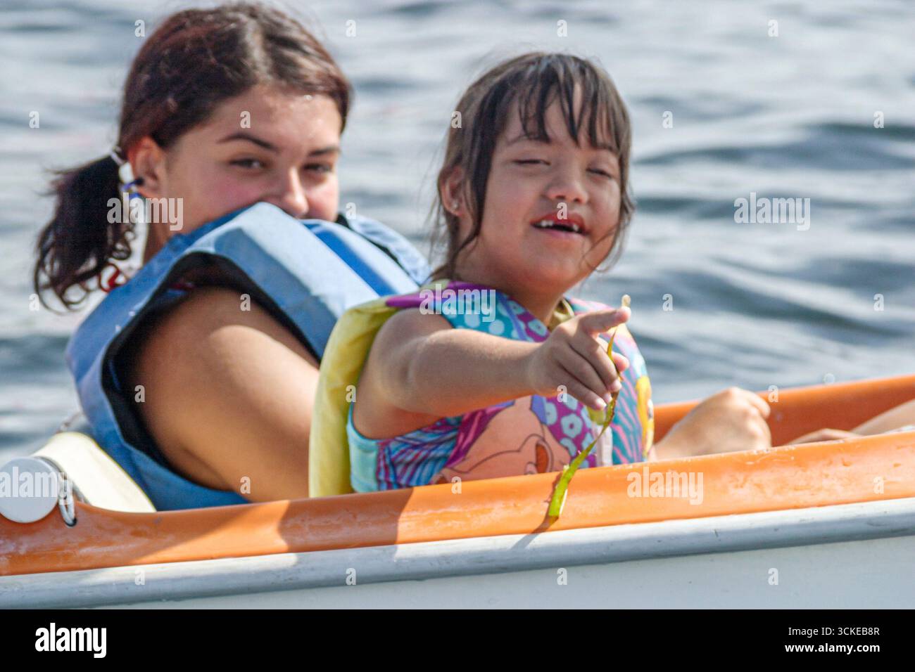 Florida Key Biscayne Coconut Grove Shake A Leg Programm, Studenten behindert spezielle Bedürfnisse, Segeln spezialisierte Segelboot Mädchen Frau fem Stockfoto