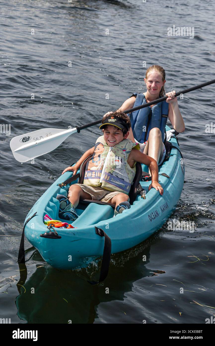Florida Key Biscayne Coconut Grove Shake A Leg Programm, Studenten behinderten behinderten speziellen Bedürfnissen, Kajak spezialisierten Kajak Berater paddeln Stockfoto