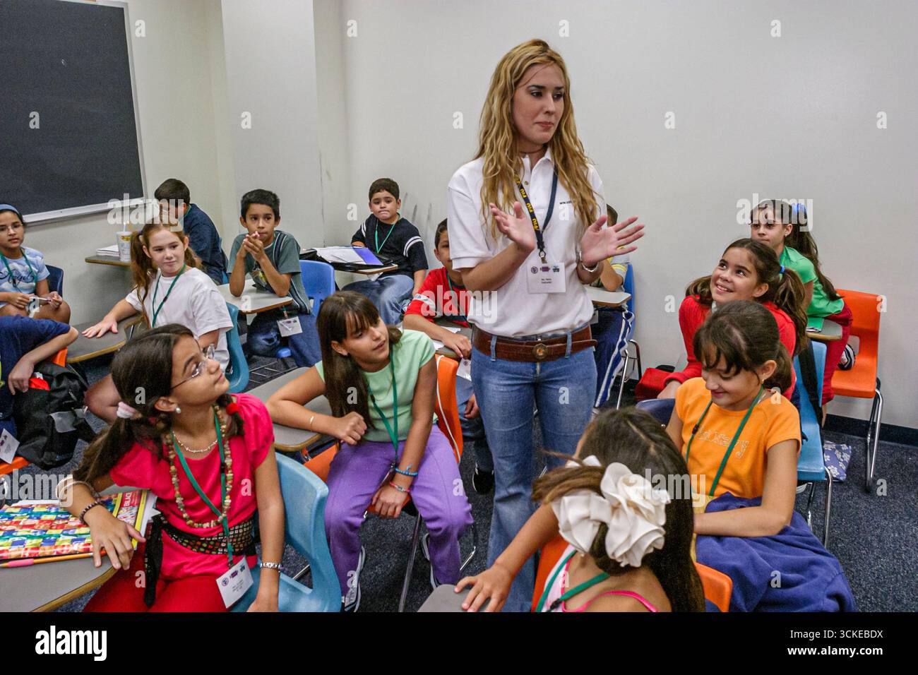 Miami Florida, Non Violence Project USA, Lehrstudenten gewaltfreies Verhalten, Jungen Mädchen Mädchen Teenager weibliche Beraterin, Lehrer Teac Stockfoto