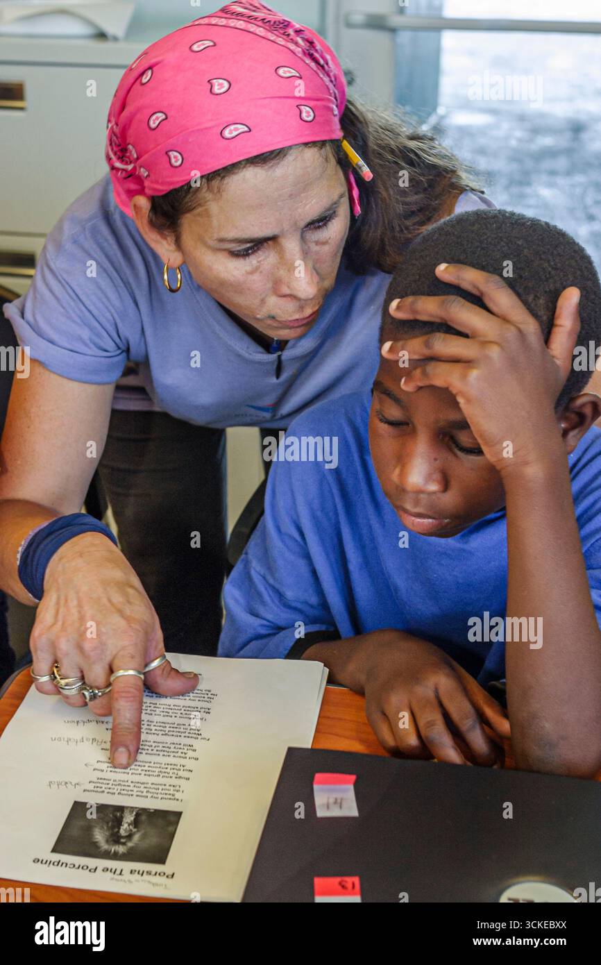 Miami Florida, Coconut Grove Shake A Leg Summer Day Camp Aktivitäten, Studenten lesen lesen Frau Lehrerin Lehrerberaterin, Klassenzimmer bo Stockfoto