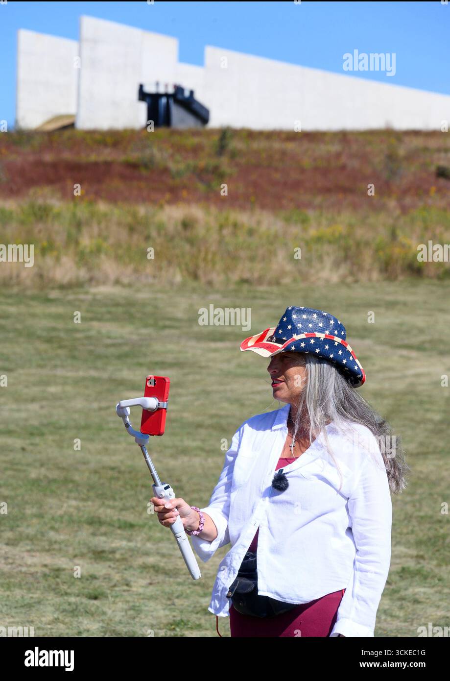 Pittsburgh, Usa. September 2025. Ein Besucher des Flight 93 National Memorial postet nach der 24. Begehung der Terroranschläge vom 11. September 2025 in der Nähe von Shanksville, Pennsylvania. Foto von Archie Carpenter/UPI. Quelle: UPI/Alamy Live News Stockfoto