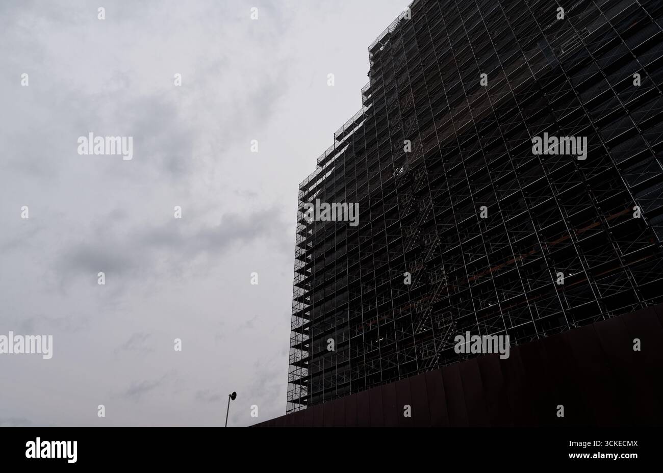 Die fünfstöckige Pagode des Kofuku-JI-Tempels in Nara, die sich während der Restaurierung in einem riesigen Gerüst versteckt hat Stockfoto