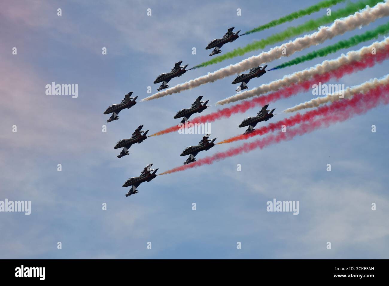 Das Frecce Tricolori Air-Display-Team hinterlässt grünen, weißen und roten Rauch, während sie am Himmel über der Rennstrecke von Monza in Italien auftreten. Stockfoto
