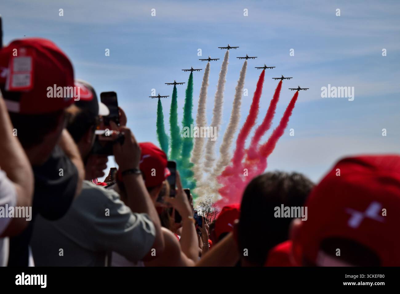 Die Tifosi drehen sich um, um den Vormarsch des Frecce Tricolori Air Display Teams vor dem Start des Großen Preises von Italien 2025 in Monza zu beobachten. Stockfoto