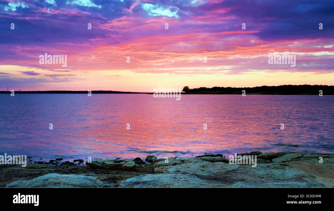Sonnenuntergang über dem Grapevine Lake. Stockfoto