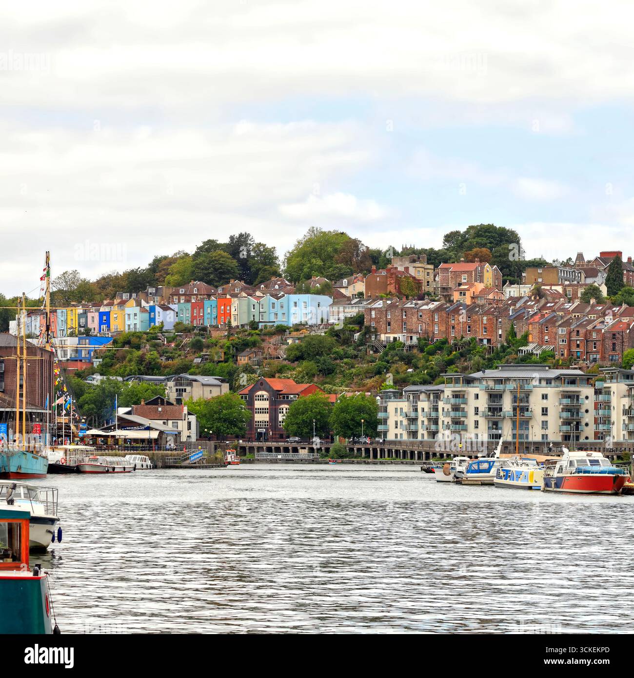 Schwimmender Hafen und farbenfroher Blick auf Hotwells, Bristol, England, Großbritannien. Vom August 2025. Stockfoto