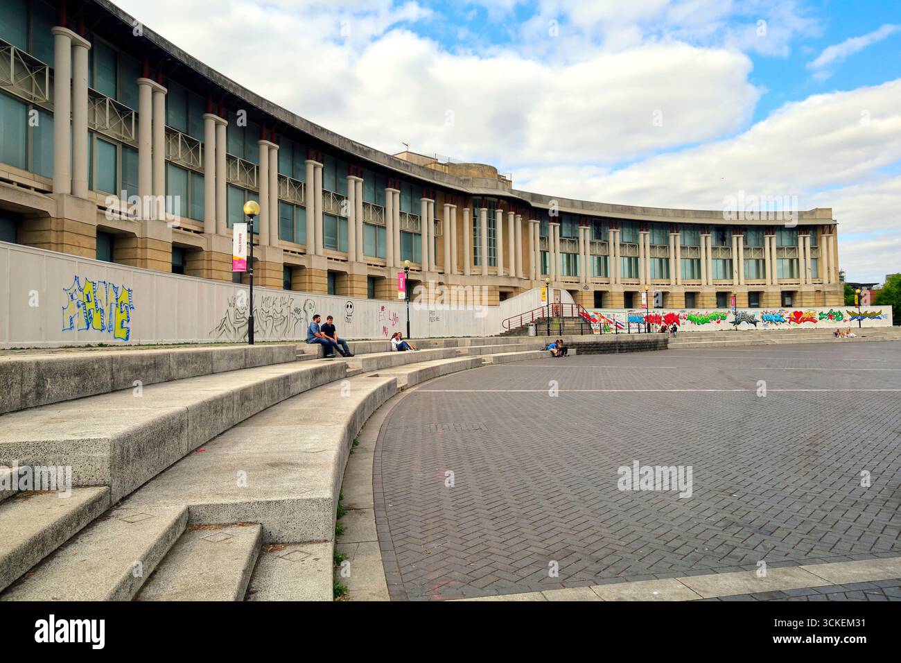 Old Lloyds Banking Group Gebäude mit Graffiti, Hannover Quay, Bristol, England, Großbritannien. Vom August 2025. Stockfoto