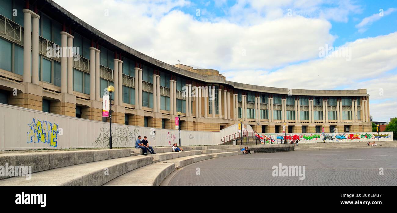 Old Lloyds Banking Group Gebäude mit Graffiti, Hannover Quay, Bristol, England, Großbritannien. Vom August 2025. Stockfoto