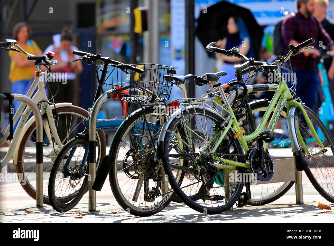 Fahrradständer mit Fahrrädern, Stadtzentrum von Bristol, England, Großbritannien. Vom August 2025. Stockfoto