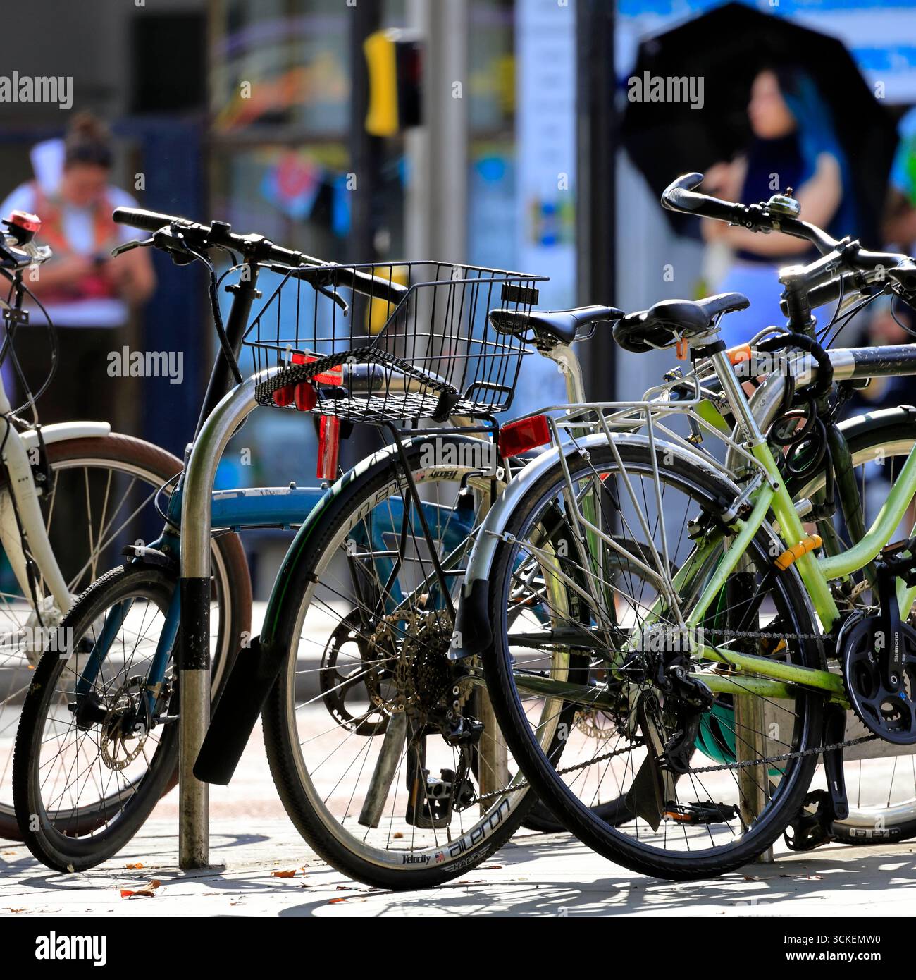 Fahrradständer mit Fahrrädern, Stadtzentrum von Bristol, England, Großbritannien. Vom August 2025. Stockfoto