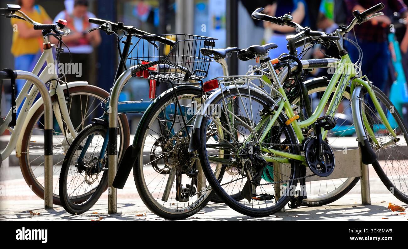 Fahrradständer mit Fahrrädern, Stadtzentrum von Bristol, England, Großbritannien. Vom August 2025. Stockfoto