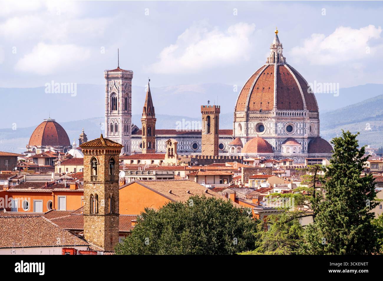 Skyline von Florenz, Italien. Das Bild zeigt die Kathedrale der Heiligen Maria von der Blume und verschiedene Türme, von der Nähe der Piazzale Michelangelo aus gesehen. Stockfoto