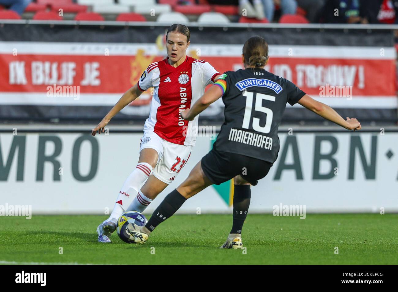 Amsterdam, Niederlande. September 2025. Amsterdam, Niederlande, 11. September 2025: Lotte Keukelaar (23 AFC Ajax) traf sich im Rahmen des UEFA Women Europa Cup 2025/26 im Sportkomplex de Toekomst in Amsterdam, Niederlande mit Sophie Maierhofer (15 SK Sturm Graz). (Leiting Gao/SPP) Credit: SPP Sport Press Photo. /Alamy Live News Stockfoto
