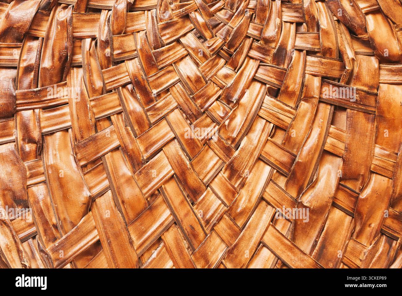 Nahaufnahme der Korbstruktur aus Korb. Brauner natürlicher gewebter Hintergrund. Rustikales Kunsthandwerk. Designelement aus organischem Material. Dekorative Handwerker. Stockfoto