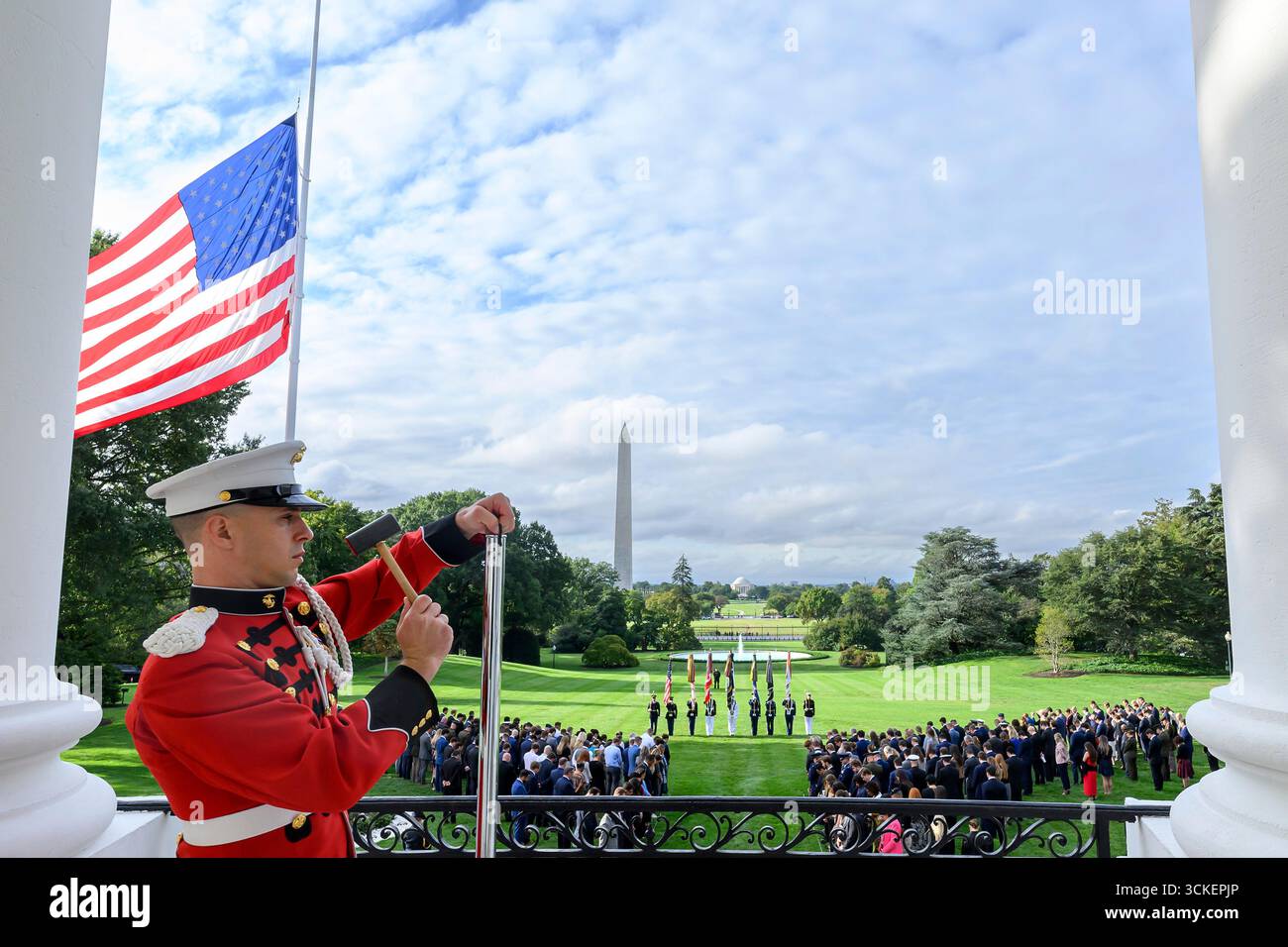Washington, Usa. September 2025. Während einer Schweigeminute nach der Ermordung des rechten Aktivisten Charlie Kirk auf dem Südbalkon des Weißen Hauses am 11. September 2025 in Washington, DC, wurde Kirk, ein konservativer Provokateur und enger Freund von Präsident Donald Trump, während eines politischen Ereignisses in Utah erschossen. Quelle: Joyce Boghosian/White House Photo/Alamy Live News Stockfoto