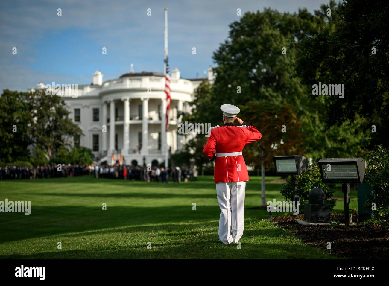 Washington, Usa. September 2025. Nach der Ermordung des rechten Aktivisten Charlie Kirk auf dem Südrasen des Weißen Hauses am 11. September 2025 in Washington, DC, wurde Kirk, ein konservativer Provokateur und enger Freund von Präsident Donald Trump, während eines politischen Ereignisses in Utah erschossen und getötet. Quelle: Molly Riley/White House Photo/Alamy Live News Stockfoto