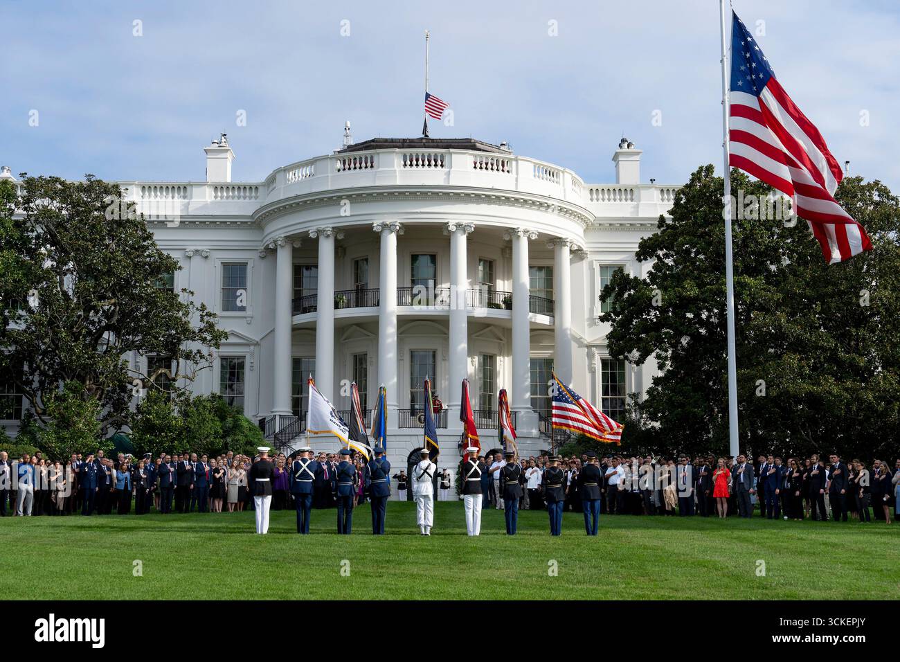 Washington, Usa. September 2025. Nach der Ermordung des rechten Aktivisten Charlie Kirk auf dem Südrasen des Weißen Hauses am 11. September 2025 in Washington, DC, wurde Kirk, ein konservativer Provokateur und enger Freund von Präsident Donald Trump, während eines politischen Ereignisses in Utah erschossen und getötet. Quelle: Cody Hendrix/White House Photo/Alamy Live News Stockfoto