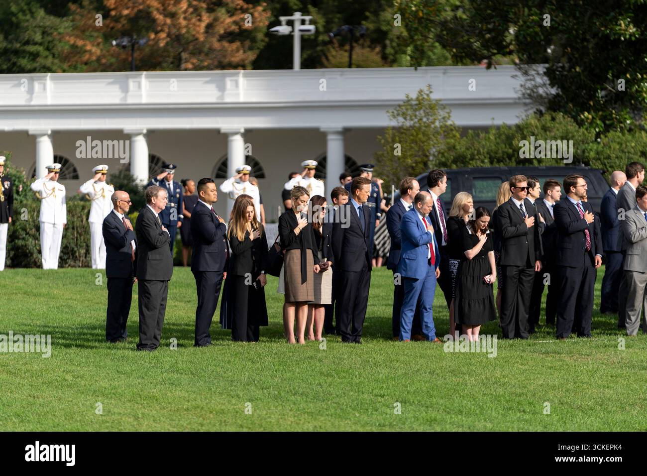 Washington, Usa. September 2025. Nach der Ermordung des rechten Aktivisten Charlie Kirk auf dem Südrasen des Weißen Hauses am 11. September 2025 in Washington, DC, wurde Kirk, ein konservativer Provokateur und enger Freund von Präsident Donald Trump, während eines politischen Ereignisses in Utah erschossen und getötet. Quelle: Cody Hendrix/White House Photo/Alamy Live News Stockfoto