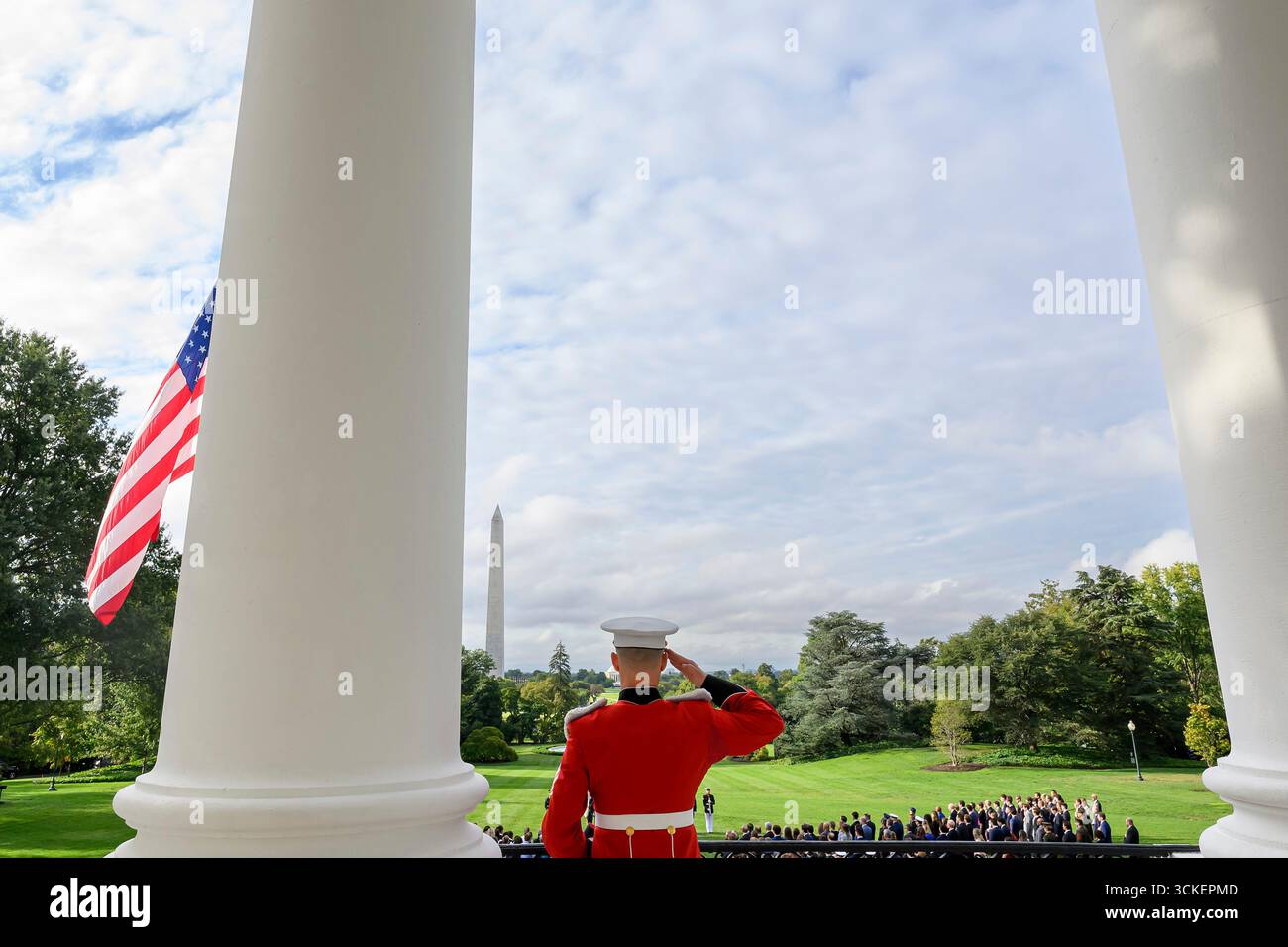 Washington, Usa. September 2025. Während einer Schweigeminute nach der Ermordung des rechten Aktivisten Charlie Kirk auf dem Südbalkon des Weißen Hauses am 11. September 2025 wurde in Washington, DC, Kirk, ein konservativer Provokateur und enger Freund von Präsident Donald Trump bei einem politischen Ereignis in Utah erschossen und getötet. Quelle: Joyce Boghosian/White House Photo/Alamy Live News Stockfoto