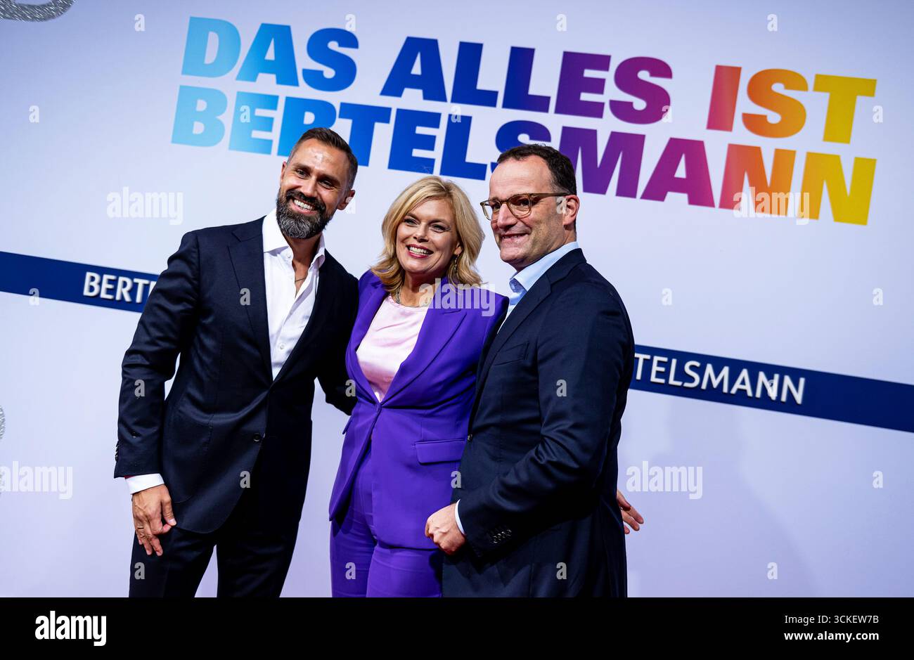 Berlin, Deutschland. September 2025. Jens Spahn (r), Vorsitzender der CDU/CSU-Bundestagsfraktion, und sein Ehemann Daniel Funke (l) schließen sich der Bundestagspräsidentin Julia Klöckner (CDU) an der Bertelsmann-Partei 2025 an. Das Gütersloher Unternehmen lädt Vertreter aus Unterhaltung, Kultur und Politik zu seiner Repräsentanz in die Hauptstadt ein. Quelle: Fabian Sommer/dpa/Alamy Live News Stockfoto