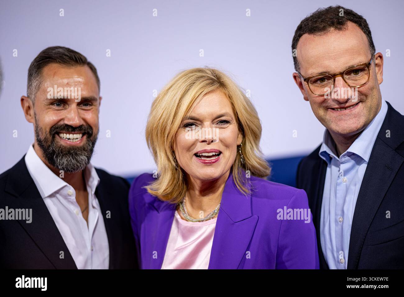 Berlin, Deutschland. September 2025. Jens Spahn (r), Vorsitzender der CDU/CSU-Bundestagsfraktion, und sein Ehemann Daniel Funke (l) schließen sich der Bundestagspräsidentin Julia Klöckner (CDU) an der Bertelsmann-Partei 2025 an. Das Gütersloher Unternehmen lädt Vertreter aus Unterhaltung, Kultur und Politik zu seiner Repräsentanz in die Hauptstadt ein. Quelle: Fabian Sommer/dpa/Alamy Live News Stockfoto