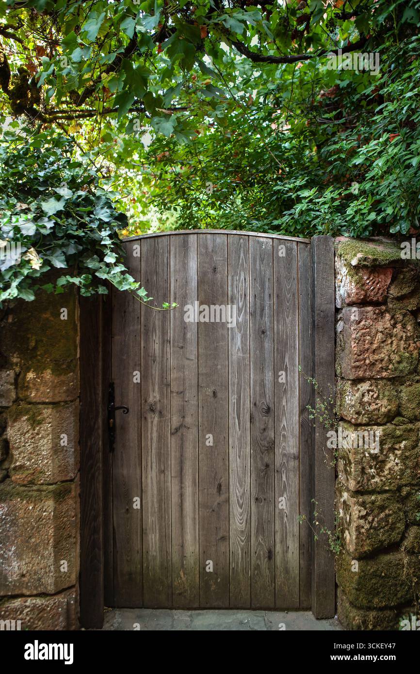 Holztor am Eingang zu einem Dorfgarten Stockfoto